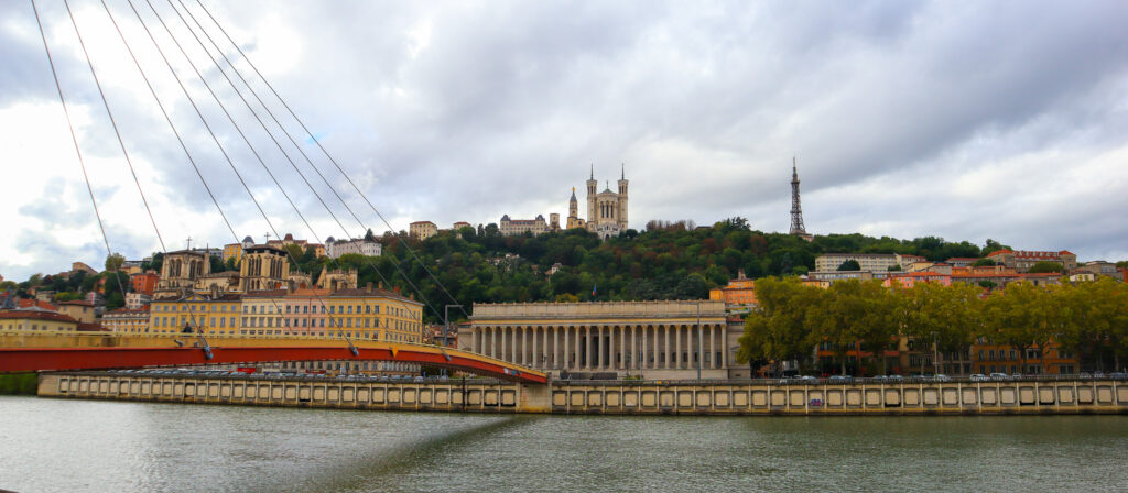 le colline de fourrière vue des quais de la Saone