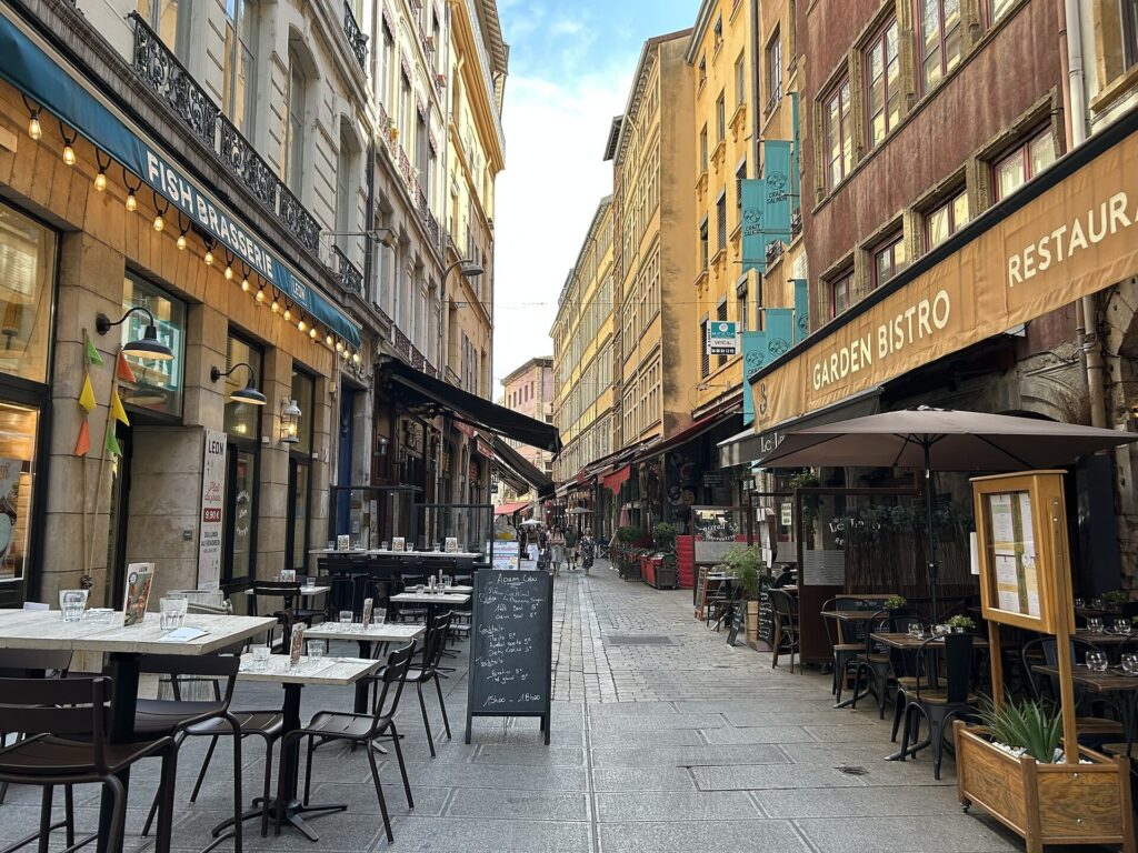 la rue mercière pour gouter à la gastronomie lyonnaise