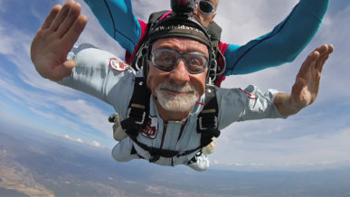 un papa saute en parachute pour la fete des peres