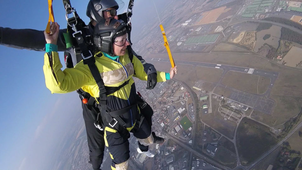 une femme saute en parachute en tandem