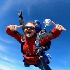 sauter en parachute aide à renforcer son mental, photo de parachutiste heureux