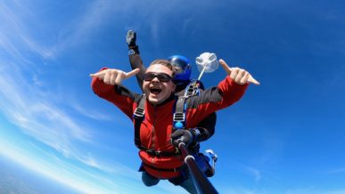 sauter en parachute aide à renforcer son mental, photo de parachutiste heureux