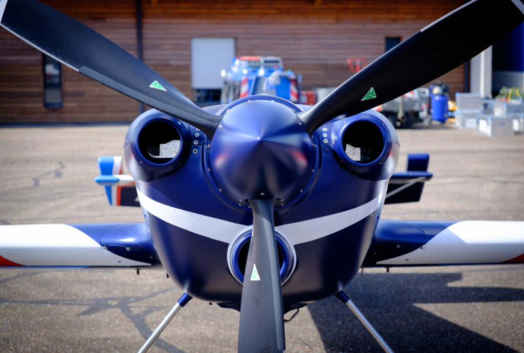 face avant et hélice d'un avion 