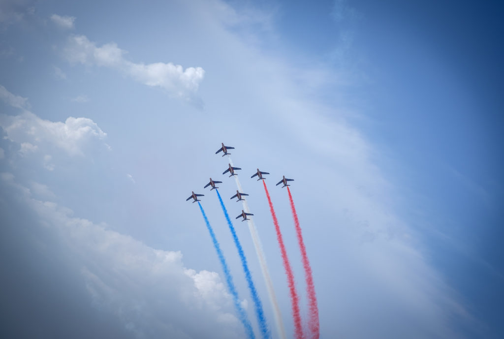 patrouille de France dans le ciel bleu blanc rouge