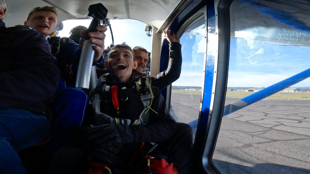 dans l'avion avant le saut en parachute