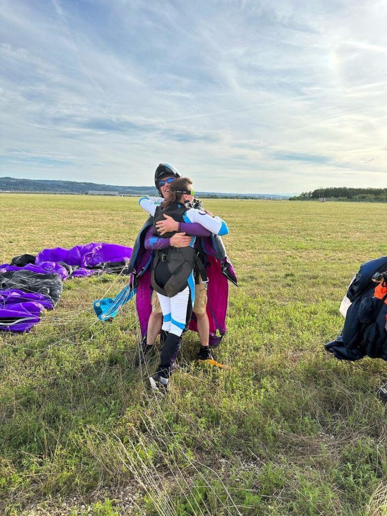 emotion à l'arrivee apres le saut wingsuit