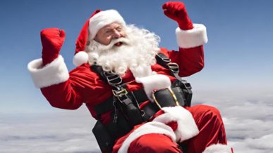 le pere noel fait du saut en parachute