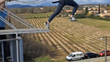 jeune femme sautant à l'élastique