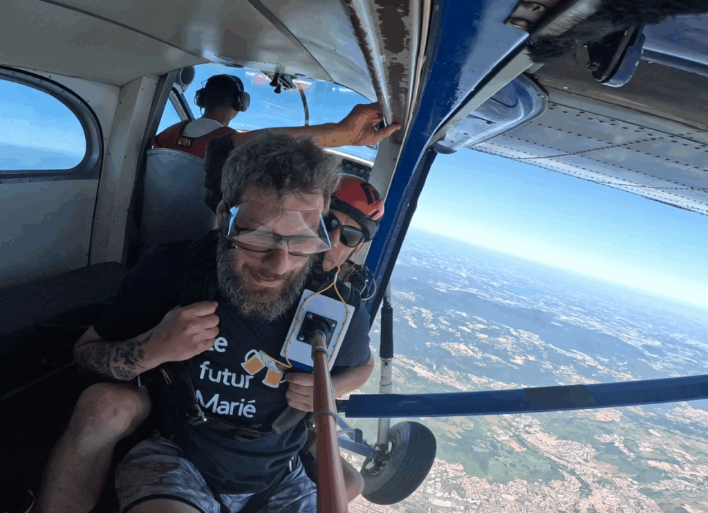 futur marié dans l'avion prêt à sauter en parachute