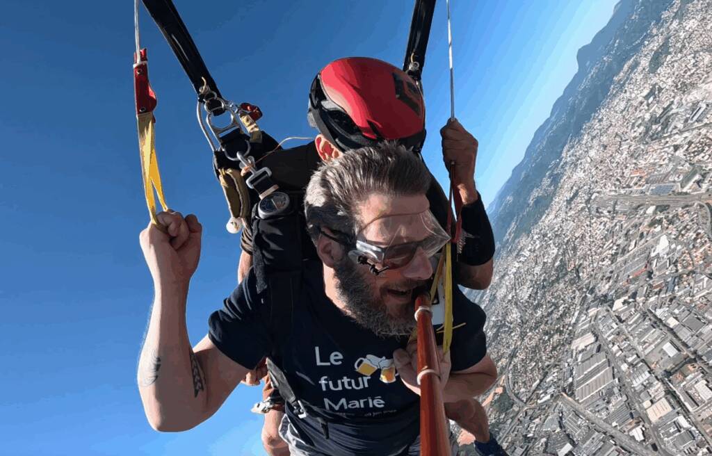futur marié sautant en parachute