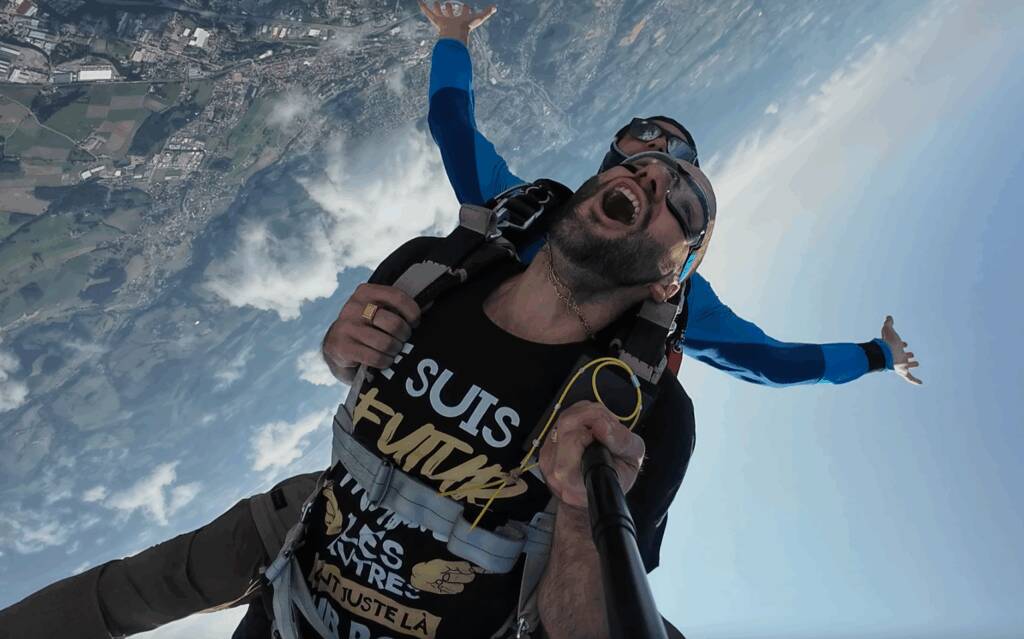 le futur marié saute avec un tee shirt personnalisé pour son enterrement de vie de garçon